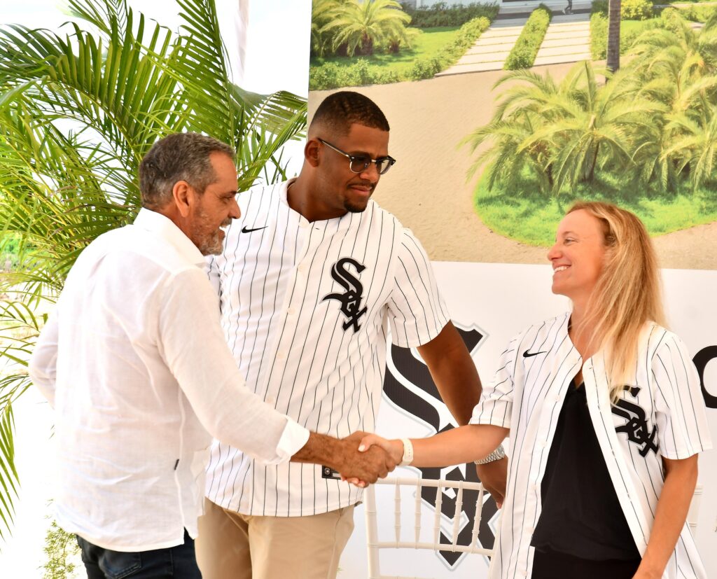  En un acto histórico para el deporte nacional, la organización de Grandes Ligas Chicago White Sox dio este martes el primer picazo