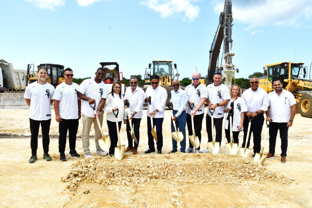  En un acto histórico para el deporte nacional, la organización de Grandes Ligas Chicago White Sox dio este martes el primer picazo