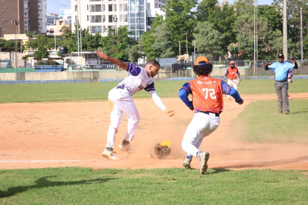  Los combinados de la UASD y Unapec avanzaron a la serie final de la cuarta versión del torneo de Béisbol Universitario, tras dejar en el camino a los equipos Ucateba y la Pucmm en las semifinales del certamen que organiza la Dirección del Comisionado Nacional de Béisbol, en opción a la Copa BanReservas.