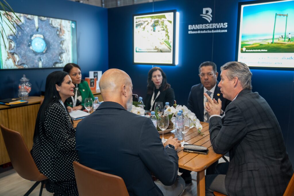 El Banco de Reservas reafirmó su liderazgo como principal financiador del
turismo en Miches, tras sostener negociaciones estratégicas con inversionistas
internacionales en el marco de la feria turística International French Travel Market
(IFTM) – Top Resa 2025.