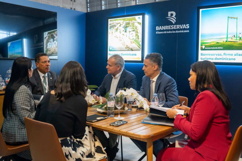 El Banco de Reservas reafirmó su liderazgo como principal financiador del
turismo en Miches, tras sostener negociaciones estratégicas con inversionistas
internacionales en el marco de la feria turística International French Travel Market
(IFTM) – Top Resa 2025.