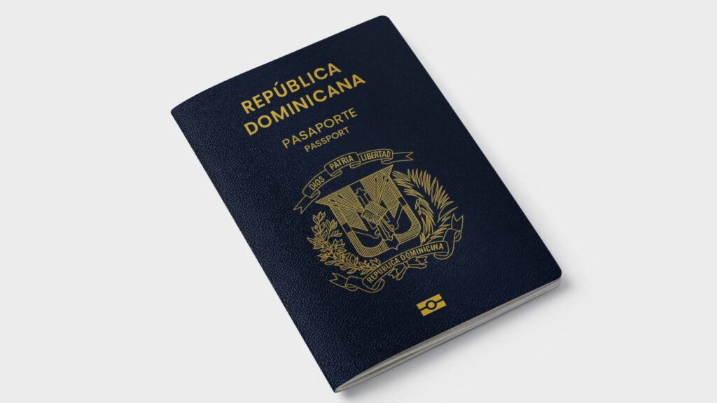 Los primeros ejemplares del pasaporte electrónico arribaron al país para someterse a pruebas de seguridad y funcionalidad. El director general de Pasaportes, Lorenzo Ramírez Uribe, explicó que estas pruebas buscan comprobar la lectura y correcto funcionamiento del chip, la validación de la información biométrica y medidas de seguridad, en cumplimiento con las normativas de la Organización de Aviación Civil Internacional (OACI).