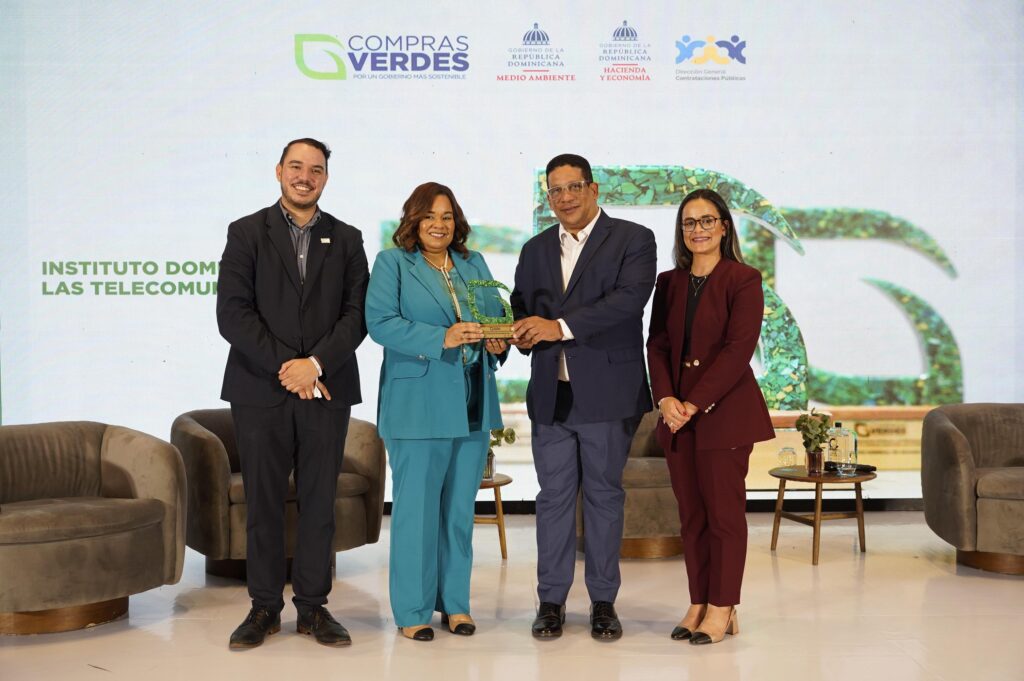 – El Instituto Dominicano de las Telecomunicaciones (INDOTEL) fue reconocido por la Dirección General de Contrataciones Públicas (DGCP) y el Ministerio de Medio Ambiente y Recursos Naturales por la correcta aplicación de la Política de Compras Verdes en sus procesos administrativos y de adquisiciones bienes y servicios.