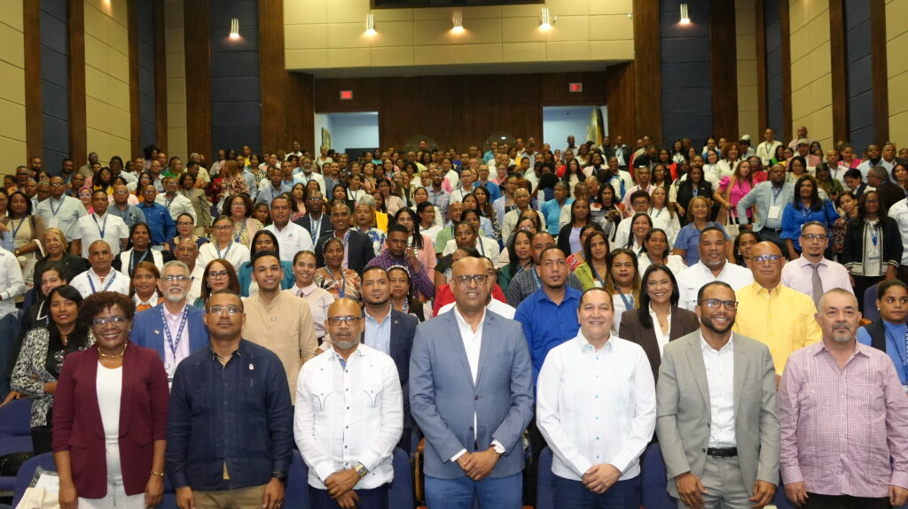  El Instituto Dominicano de Evaluación e Investigación de la Calidad
Educativa (Ideice) realizó este martes el II Precongreso Regional de Evaluación e Investigación Educativa
de la Región Sur 2025, en el que se presentaron más de 30 investigaciones educativas desarrolladas por
docentes e investigadores de la región sur del país.