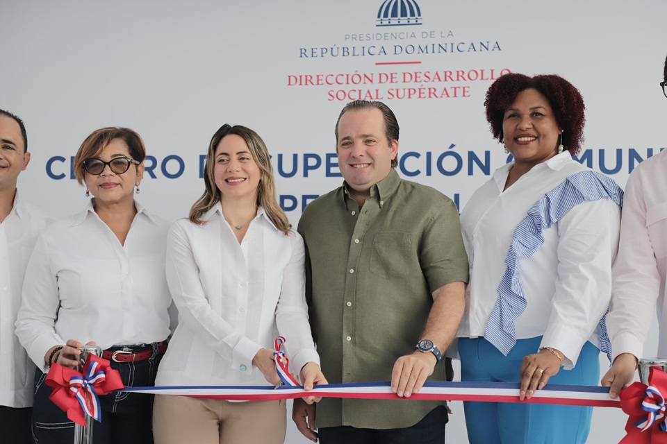  La directora de la Dirección de Desarrollo Social Supérate (DDSS), Gloria Reyes, junto al ministro de la Presidencia, José Ignacio Paliza, inauguró este jueves el Centro de Superación Comunitaria Supérate (CSCS) en Pedernales.