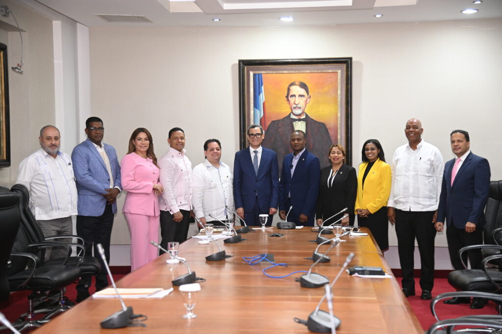 on el objetivo de continuar estudiando el proyecto que modifica el Código Laboral, la Comisión de Trabajo de la Cámara de Diputados, recibió este jueves al ministro, Eddy Olivares Ortega.