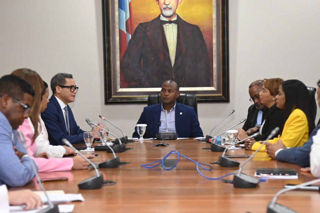 on el objetivo de continuar estudiando el proyecto que modifica el Código Laboral, la Comisión de Trabajo de la Cámara de Diputados, recibió este jueves al ministro, Eddy Olivares Ortega.