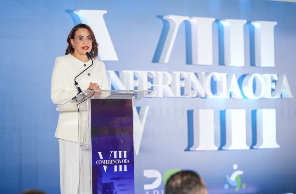  La República Dominicana cuenta ya con 685 empresas certificadas como Operador Económico Autorizado (OEA), por la Dirección General de Aduanas (DGA), una clara señal del desarrollo y el fortalecimiento comercial del país.
