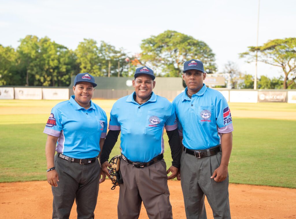 Un hecho histórico se vivió el pasado viernes 29 de agosto en el Parque de Béisbol José Briceño, cuando Omairy Guzmán se convirtió en la primera mujer en arbitrar un partido de la Liga Profesional de Béisbol de la República Dominicana,