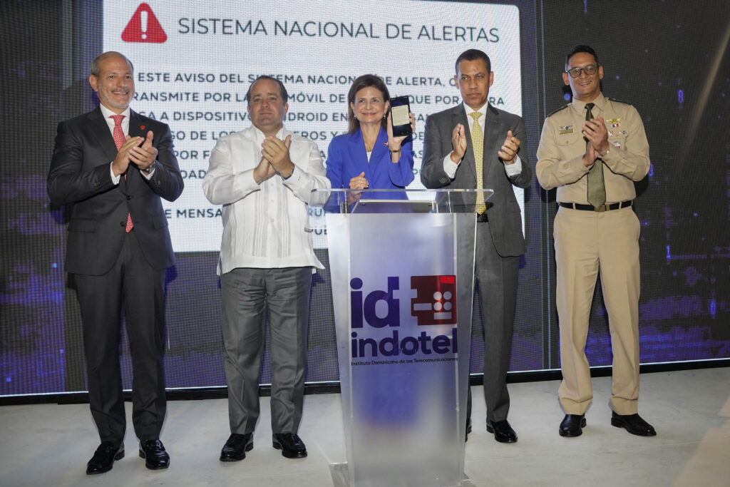 En un esfuerzo interinstitucional, la vicepresidenta de la República Raquel Peña, junto al titular del Consejo Directivo del Instituto Dominicano de las Telecomunicaciones (INDOTEL), Guido Gómez Mazara, encabezó la primera prueba técnica del Sistema Nacional de