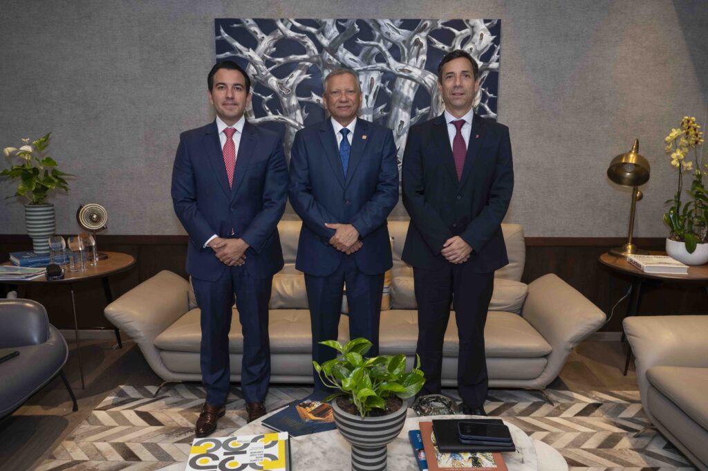 Una delegación de altos ejecutivos de Scotiabank República Dominicanarealizó una visita de cortesía al presidente ejecutivo de Banreservas,