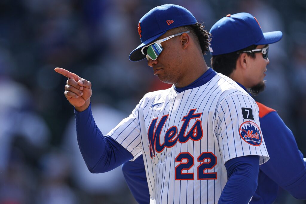 El dominicano Juan Soto escribió este jueves una nueva página en la historia de las Grandes Ligas al convertirse en el único pelotero, junto a Barry Bonds y Jeff Bagwell, que en una misma campaña registra 40 o más jonrones, 30 o más bases robadas, al menos 100 carreras impulsadas y más de 100 boletos negociados.