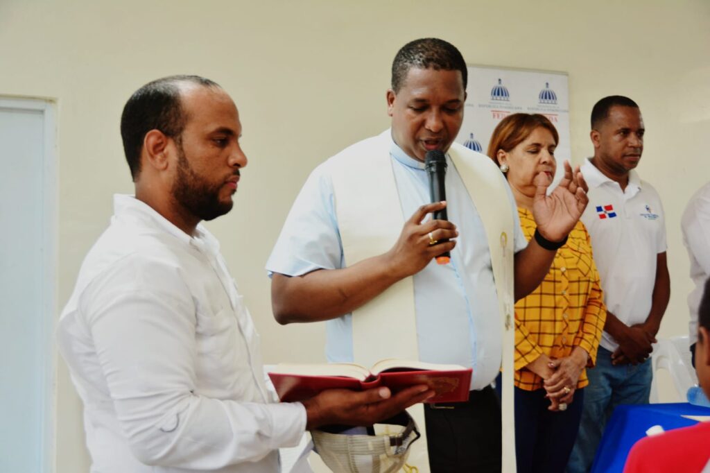 con el objetivo de fortalecer la capacitación de las asociaciones agropecuarias, el director del Fondo Especial para el Desarrollo Agropecuario (FEDA), Hecmilio Galván, encabezó este domingo la entrega del remozamiento del Centro Comunal Parroquial de El Valle, Hato Mayor