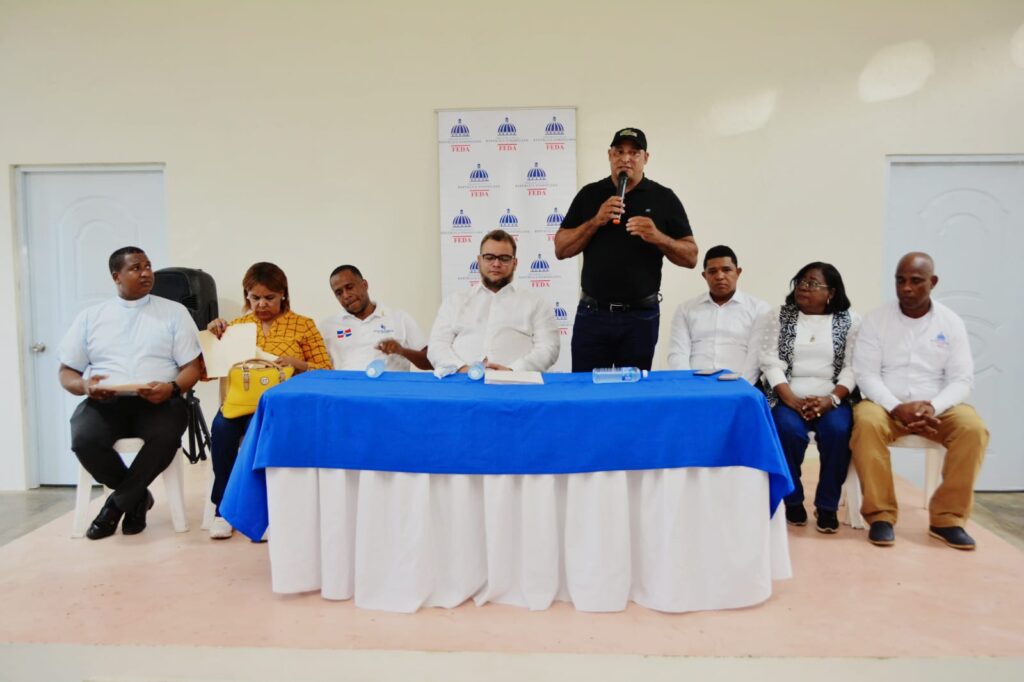 con el objetivo de fortalecer la capacitación de las asociaciones agropecuarias, el director del Fondo Especial para el Desarrollo Agropecuario (FEDA), Hecmilio Galván, encabezó este domingo la entrega del remozamiento del Centro Comunal Parroquial de El Valle, Hato Mayor