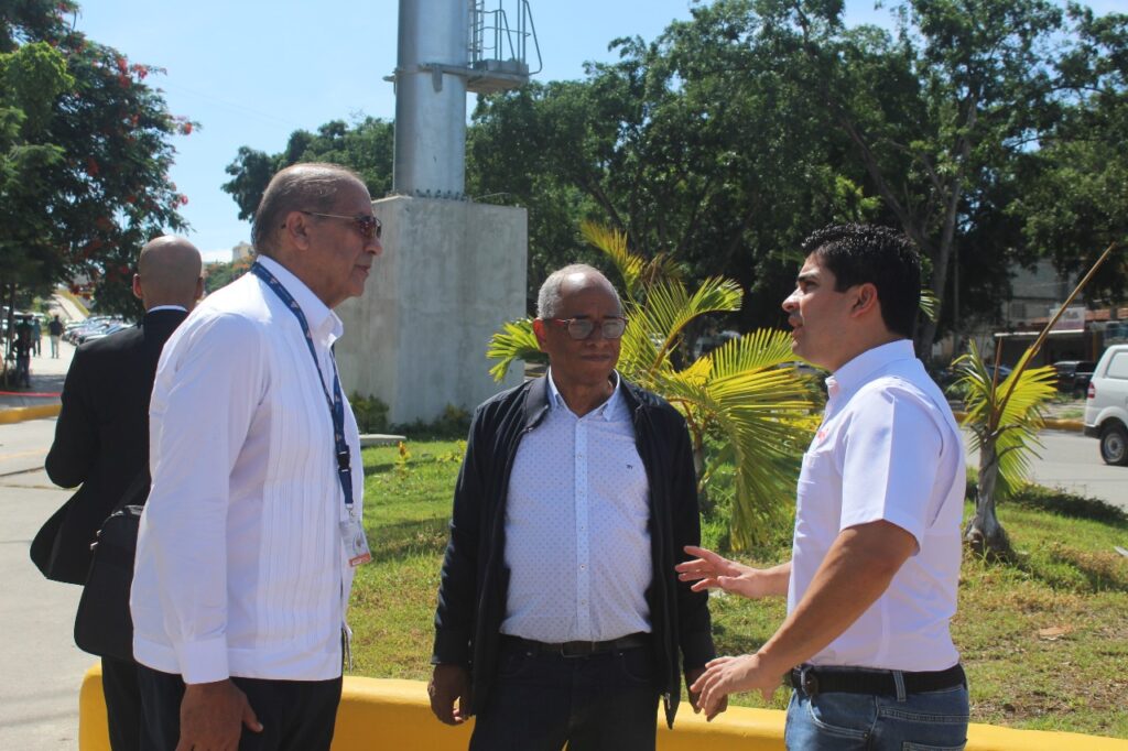 Con el objetivo de fortalecer la integración y la eficiencia del transporte público en la ciudad, el director del Sistema Integrado de Transporte de Santiago (SIT), Jhael Isa, y el vicepresidente ejecutivo de la Operadora Metropolitana de Servicios de Autobuses (OMSA), ingeniero Onésimo González, realizaron una visita técnica a la sede regional del SIT.