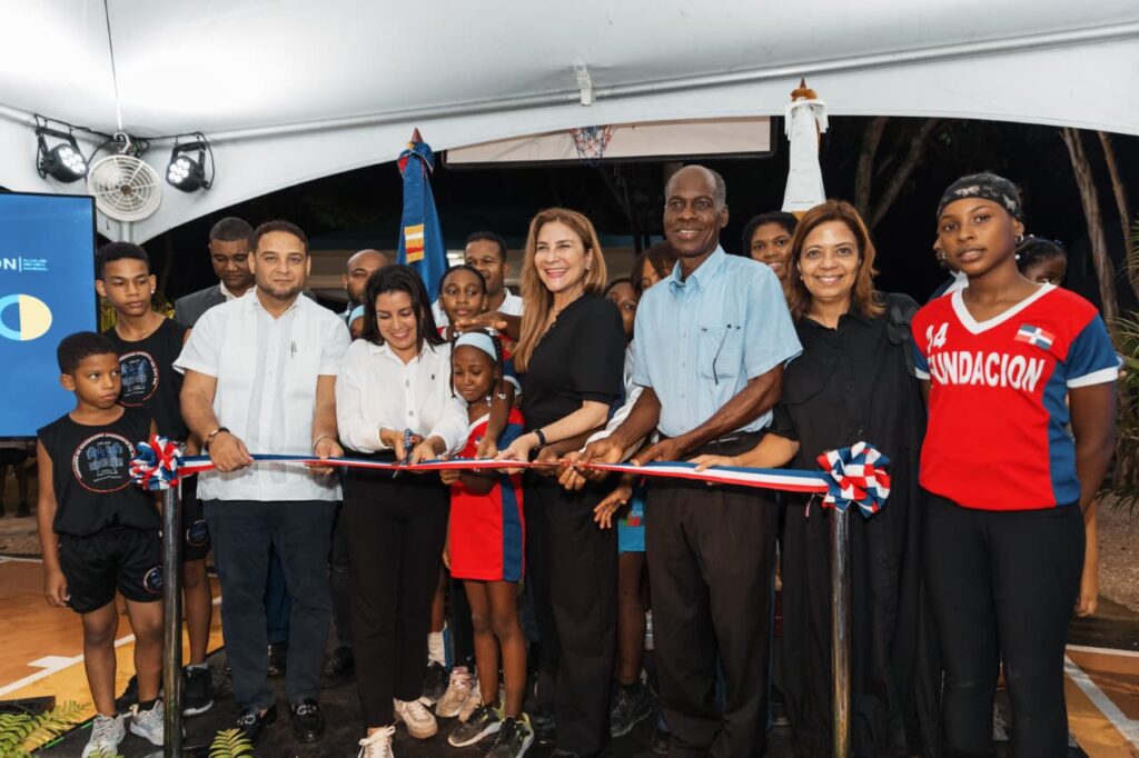 Carolina Mejía inauguró el Centro Comunal Dionisio Amparo en la comunidad de Fundación, un lugar en el que los moradores podrán esparcirse a través del ejercicio, la práctica del deporte y otras actividades lúdicas.
