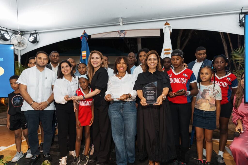 Carolina Mejía inauguró el Centro Comunal Dionisio Amparo en la comunidad de Fundación, un lugar en el que los moradores podrán esparcirse a través del ejercicio, la práctica del deporte y otras actividades lúdicas.