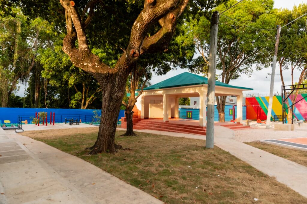 Carolina Mejía inauguró el Centro Comunal Dionisio Amparo en la comunidad de Fundación, un lugar en el que los moradores podrán esparcirse a través del ejercicio, la práctica del deporte y otras actividades lúdicas.