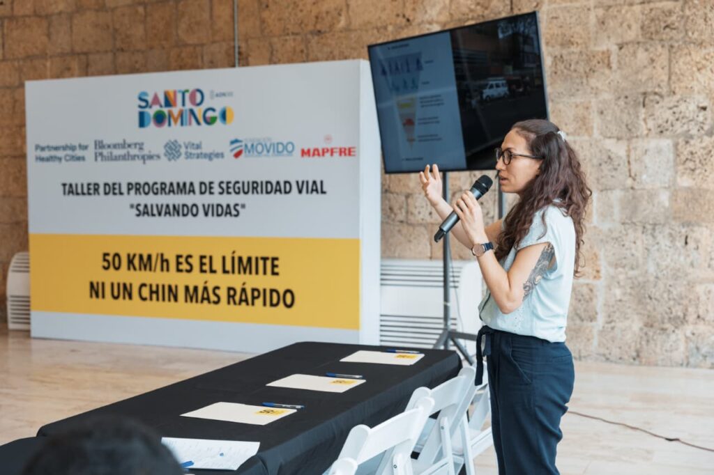 La Alcaldía del Distrito Nacional, en coordinación con la Alianza de Ciudades Saludables, está realizando talleres para concientizar a instituciones gubernamentales, comunicadores y a la sociedad civil sobre la campaña de seguridad vial “Ni un chin más rápido”.