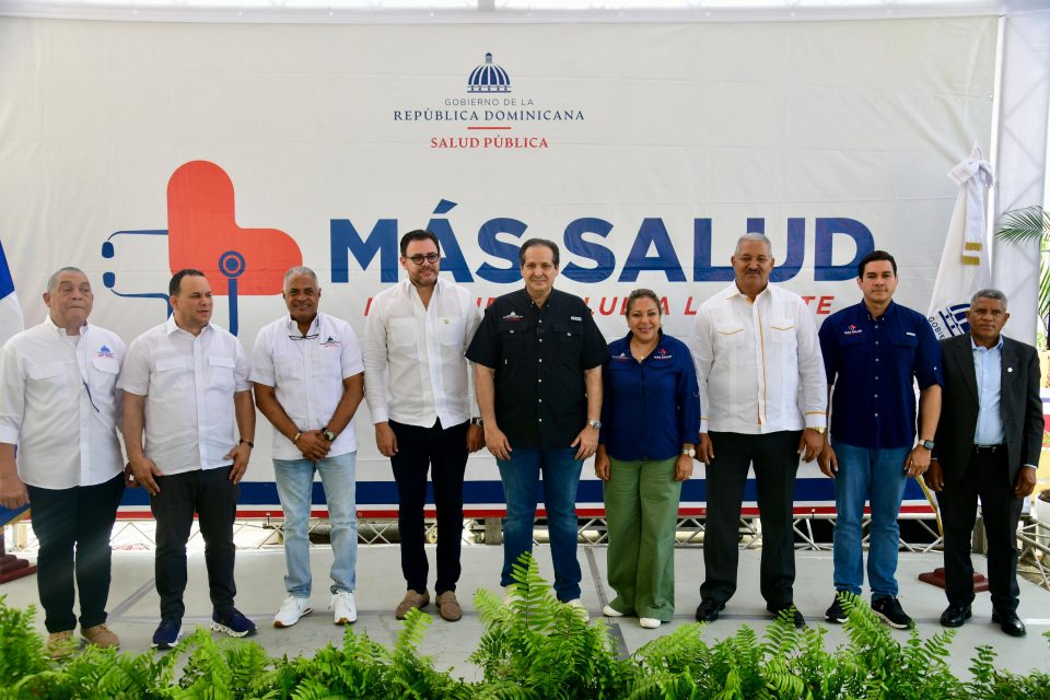 La jornada estuvo encabezada por el ministro de Salud, Víctor Atallah, quien destacó que esta iniciativa forma parte de los esfuerzos que se realizan desde el Ministerio de Salud para garantizar a la ciudadanía el acceso a los servicios de salud de calidad, sin importar el lugar donde residan.