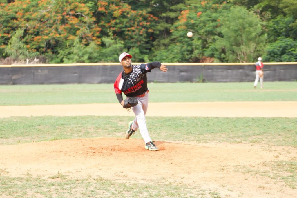 El round robin semifinal de la Liga Nacional de Verano vivió un intenso fin de semana, donde los Atléticos de Puerto Plata reafirmaron su condición de favoritos al ganar dos de sus compromisos y cerrar con marca de 3-1, quedando a un paso de la serie final.