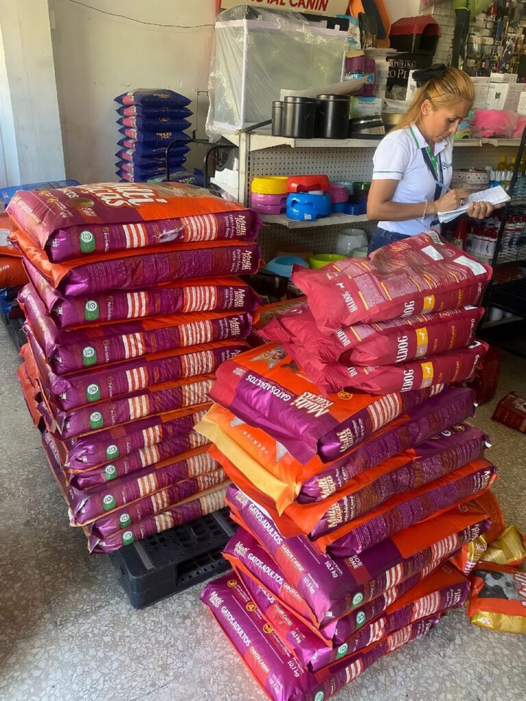 La Dirección General de Ganadería (DIGEGA), a través de su Departamento de Registro, realizó el decomiso de 650 kilogramos de alimentos para mascotas vencidos durante una inspección de rutina en el Distrito Nacional, como parte de su programa permanente de vigilancia sanitaria.