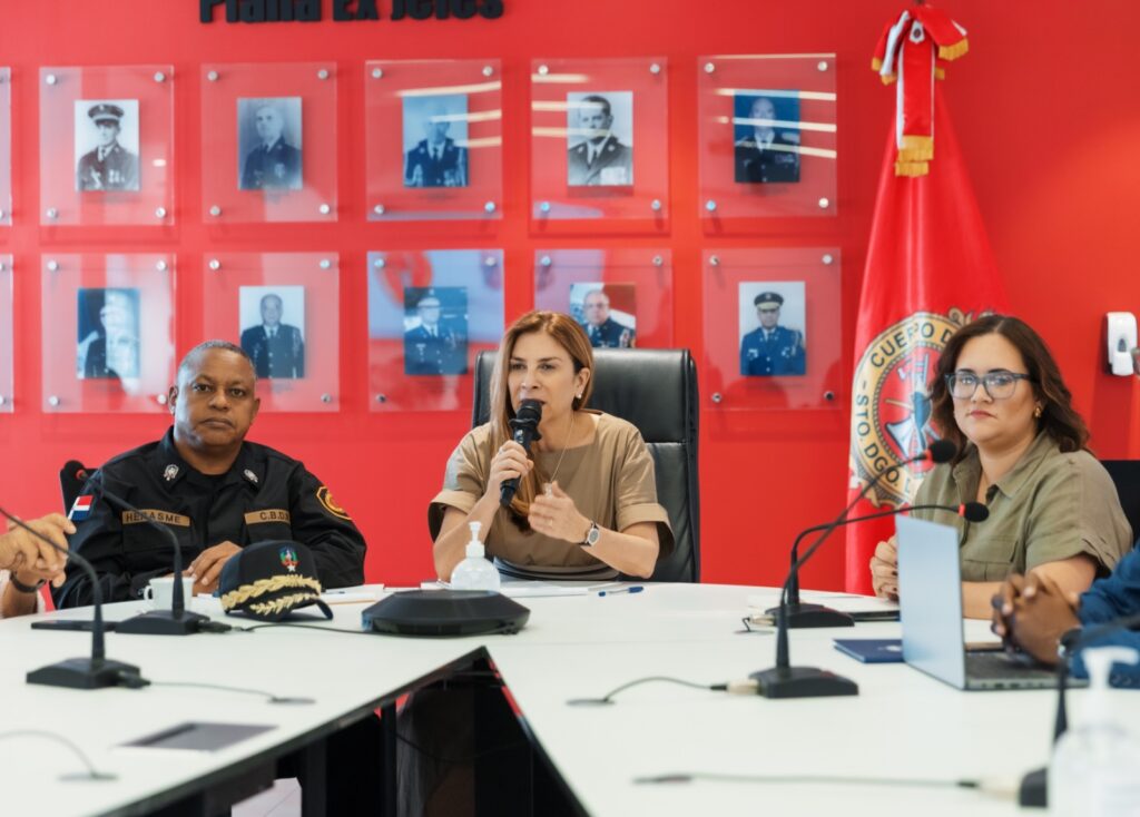 Producto de la declaratoria de alerta amarilla para el Distrito Nacional, Carolina Mejía activó y dejó en sesión permanente al Comité de Prevención, Mitigación y Respuesta ante Desastres.