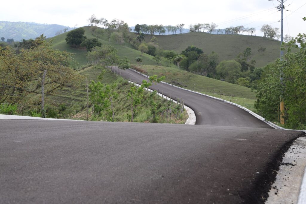  La Empresa de Generación Hidroeléctrica Dominicana (EGEHID) entregó reconstruida y asfaltada la carretera El Flaire-Yerba de Culebra, en el municipio de Sabana Iglesia, provincia de Santiago, una obra de alto impacto para la población, que de inmediato percibe una mejoría de la calidad de vida.