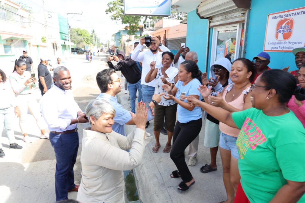 Wellington Arnaud, director ejecutivo del Instituto Nacional de Aguas Potables y Alcantarillados (INAPA), supervisó los trabajos de solución pluvial de la antigua calle 20, en San Pedro de Macorís, corrobarando que la obra se encuentra en su etapa final.