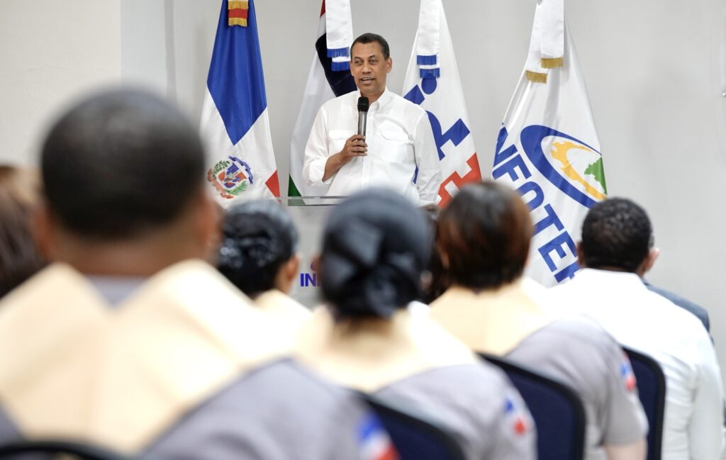El Instituto Dominicano de las Telecomunicaciones (INDOTEL), en coordinación con el Instituto Nacional de Formación Técnico Profesional (INFOTEP), graduó a 106 oficiales de la Policía Nacional correspondientes a la Fase Sur del programa Destacamentos Conectados, que capacita a los agentes en el manejo de las herramientas digitales.