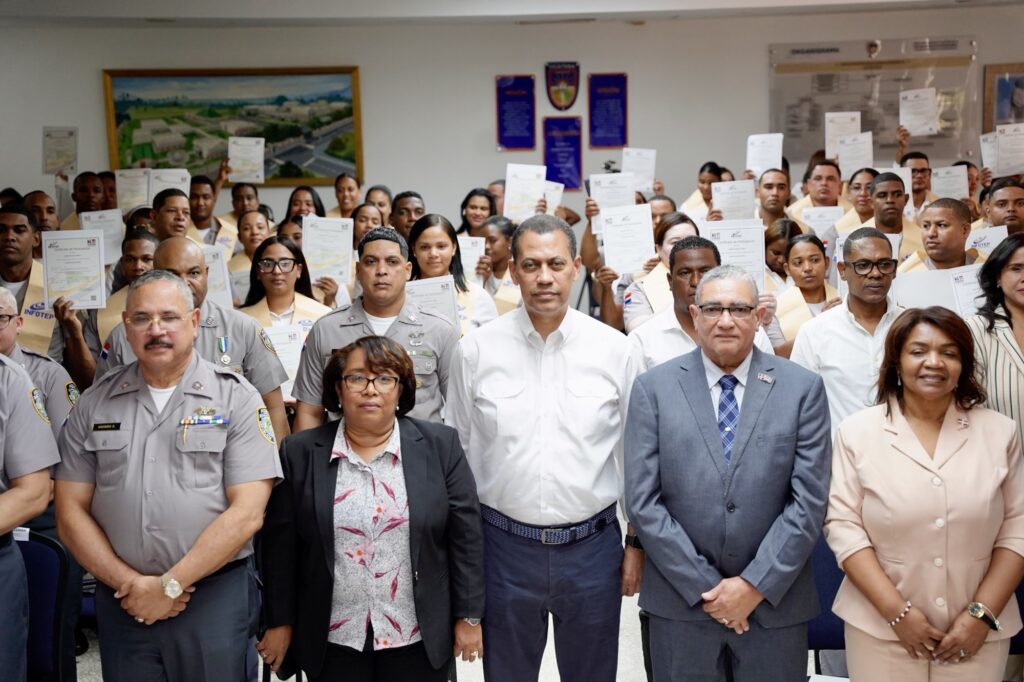 El Instituto Dominicano de las Telecomunicaciones (INDOTEL), en coordinación con el Instituto Nacional de Formación Técnico Profesional (INFOTEP), graduó a 106 oficiales de la Policía Nacional correspondientes a la Fase Sur del programa Destacamentos Conectados, que capacita a los agentes en el manejo de las herramientas digitales.