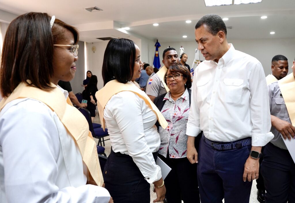 El Instituto Dominicano de las Telecomunicaciones (INDOTEL), en coordinación con el Instituto Nacional de Formación Técnico Profesional (INFOTEP), graduó a 106 oficiales de la Policía Nacional correspondientes a la Fase Sur del programa Destacamentos Conectados, que capacita a los agentes en el manejo de las herramientas digitales.