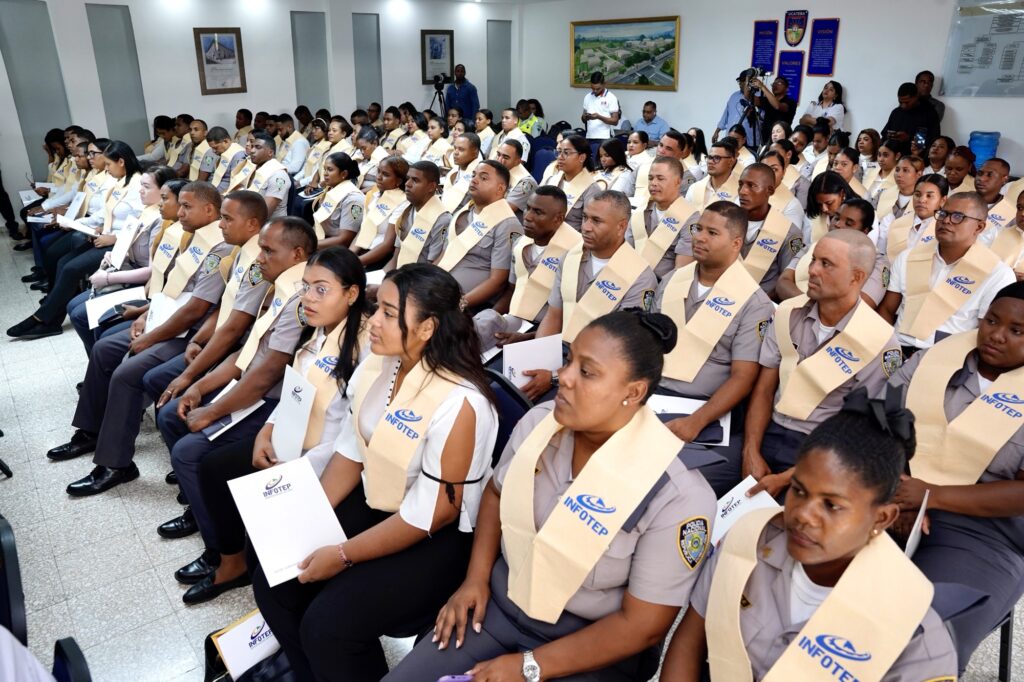 El Instituto Dominicano de las Telecomunicaciones (INDOTEL), en coordinación con el Instituto Nacional de Formación Técnico Profesional (INFOTEP), graduó a 106 oficiales de la Policía Nacional correspondientes a la Fase Sur del programa Destacamentos Conectados, que capacita a los agentes en el manejo de las herramientas digitales.