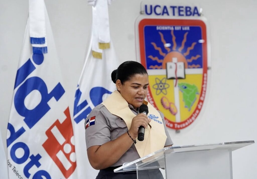 El Instituto Dominicano de las Telecomunicaciones (INDOTEL), en coordinación con el Instituto Nacional de Formación Técnico Profesional (INFOTEP), graduó a 106 oficiales de la Policía Nacional correspondientes a la Fase Sur del programa Destacamentos Conectados, que capacita a los agentes en el manejo de las herramientas digitales.