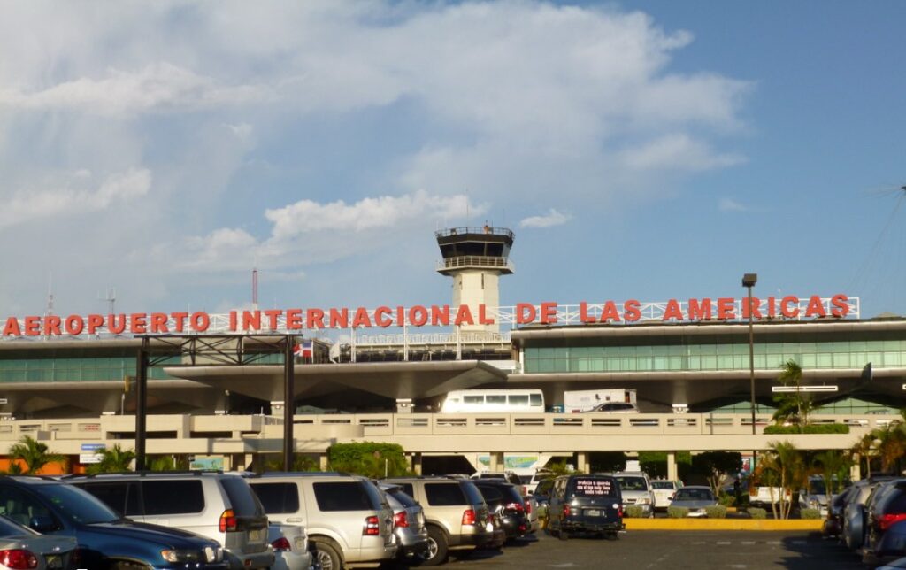  La Comisión Aeroportuaria, en una sesión extraordinaria realizada este martes, conoció el informe preliminar sobre la falla eléctrica ocurrida el pasado domingo en el Aeropuerto Internacional de Las Américas, doctor José Francisco Peña Gómez (AILA), y dispuso que la concesionaria Aeropuertos Dominicanos Siglo XXI (AERODOM) pague US$5 millones al Estado dominicano, además de asumir los costos asociados a los daños causados a pasajeros y aerolíneas.