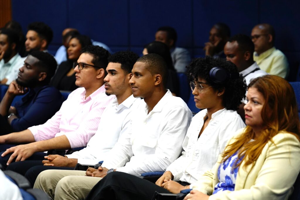 Como parte de la celebración de Mes de la Ciberseguridad, el Instituto Dominicano de las Telecomunicaciones (INDOTEL), junto al Centro Nacional de Ciberseguridad (CNCS) y la Asociación de Bancos Comerciales (ABA), realizó el lanzamiento del programa Vincula LAC, una iniciativa que habilita 3 mil becas de formación y certificación gratuitas en áreas estratégicas de la ciberseguridad. 
