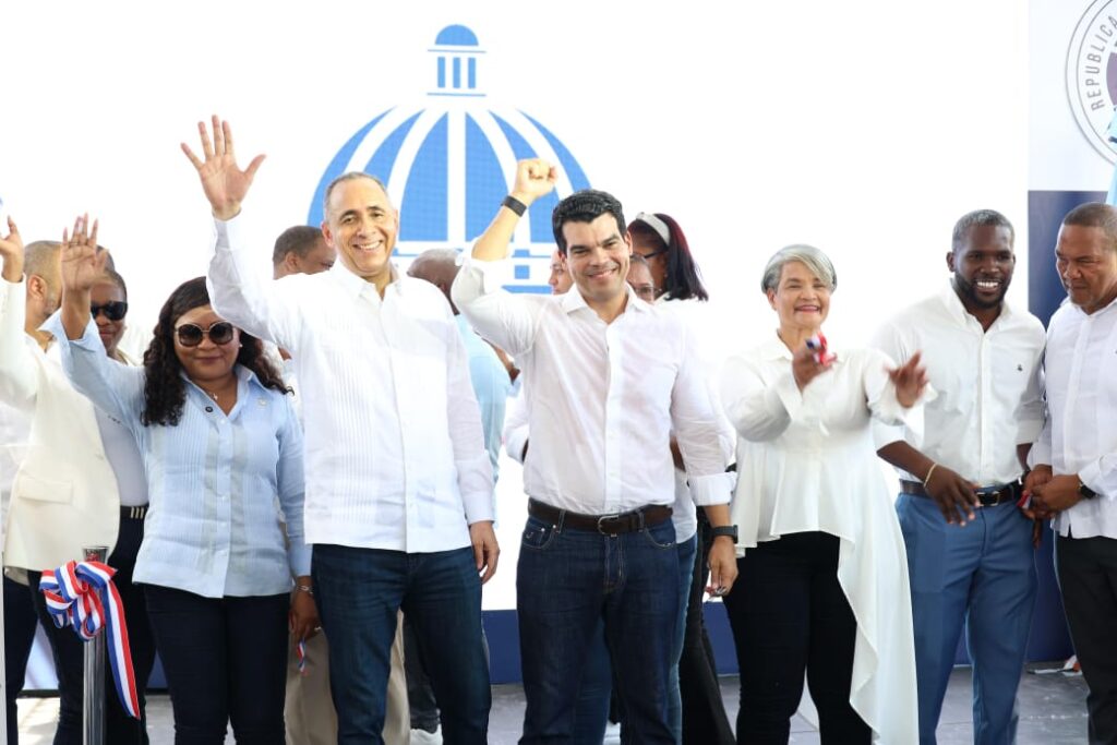 Wellington Arnaud, director ejecutivo del Instituto Nacional de Aguas Potables y Alcantarillados (INAPA), junto con las autoridades de San Pedro de Macorís, dejó inaugurado el sistema de alcantarillado pluvial de la calle Salvador Reyes (antigua calle 20).