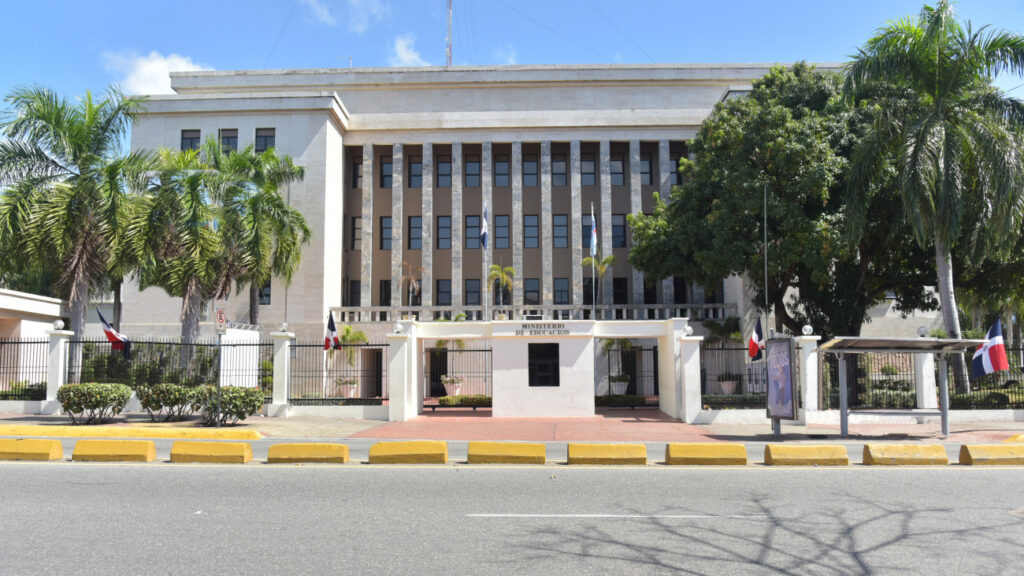 El Ministerio de Educación de la República Dominicana (MINERD) informó este martes que mantiene activos sus protocolos de emergencia ante los pronósticos de lluvias que afectarán gran parte del territorio nacional como consecuencia del paso de una onda tropical.