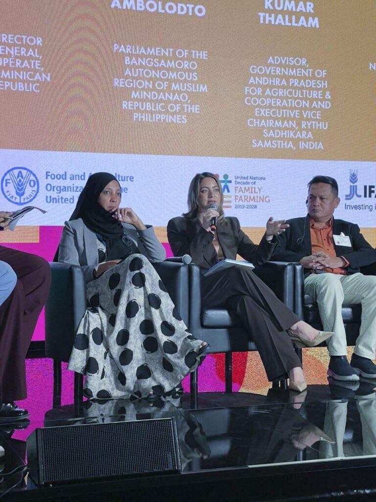 La directora general de la Dirección de Desarrollo Social Supérate (DDSS), Gloria Reyes, participó en el panel “Future of Family Farming: Policy Innovations for Young Farmers”, dentro del World Food Forum 2025, organizado por la Organización de las Naciones Unidas para la Alimentación y la Agricultura (FAO), con el apoyo del IFAD y el Decenio de las Naciones Unidas para la Agricultura Familiar (UNDFF).