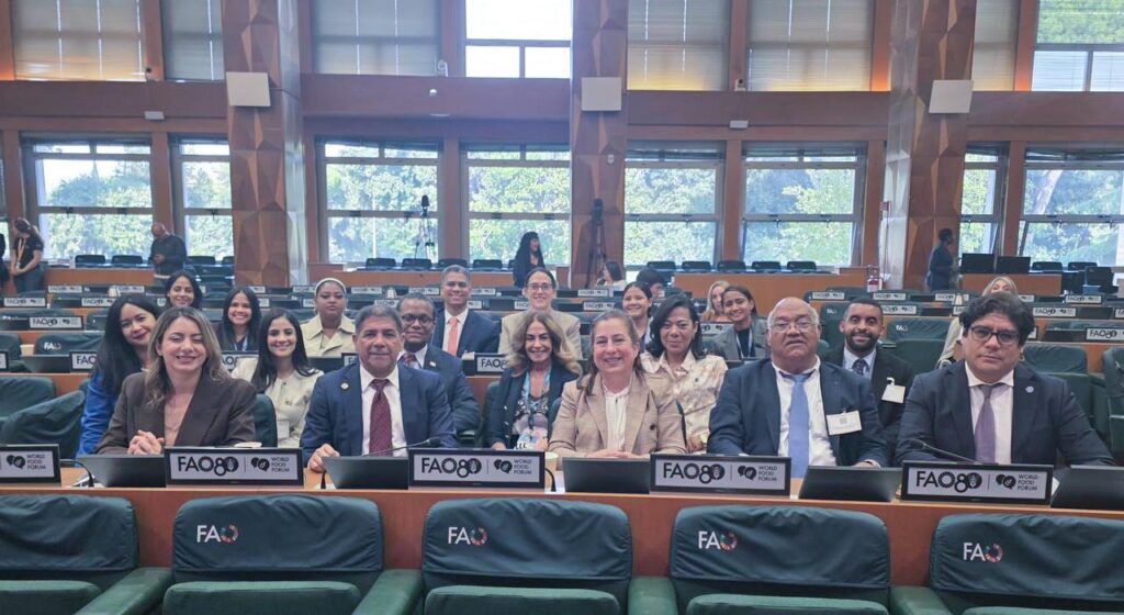 La directora general de la Dirección de Desarrollo Social Supérate (DDSS), Gloria Reyes, participó en el panel “Future of Family Farming: Policy Innovations for Young Farmers”, dentro del World Food Forum 2025, organizado por la Organización de las Naciones Unidas para la Alimentación y la Agricultura (FAO), con el apoyo del IFAD y el Decenio de las Naciones Unidas para la Agricultura Familiar (UNDFF).