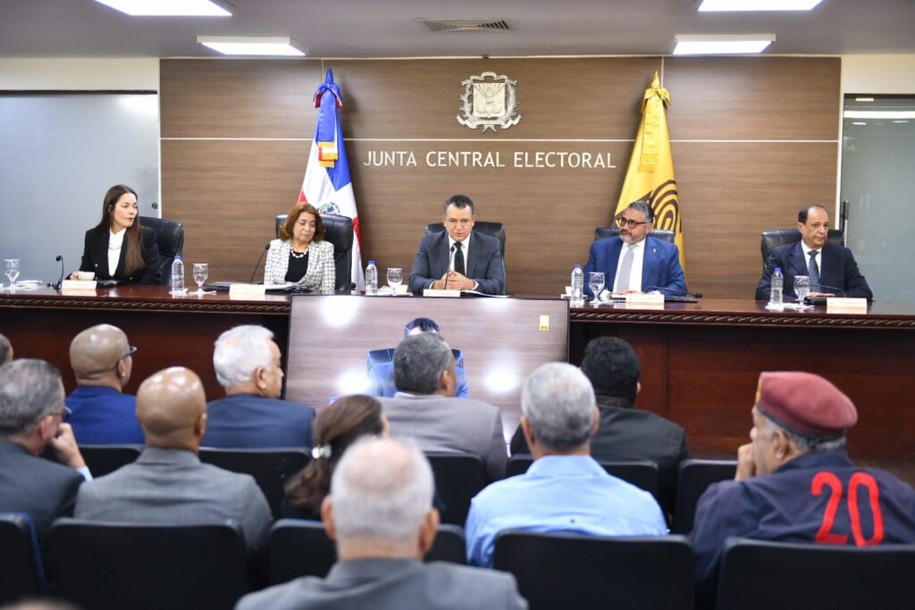 La Junta Central Electoral (JCE) celebró este martes una audiencia pública para socializar dos borradores de reglamentos: el que instituye el procedimiento para el registro de afiliaciones y desafiliaciones de miembros y el del procedimiento para el reconocimiento de partidos, agrupaciones y movimientos políticos.