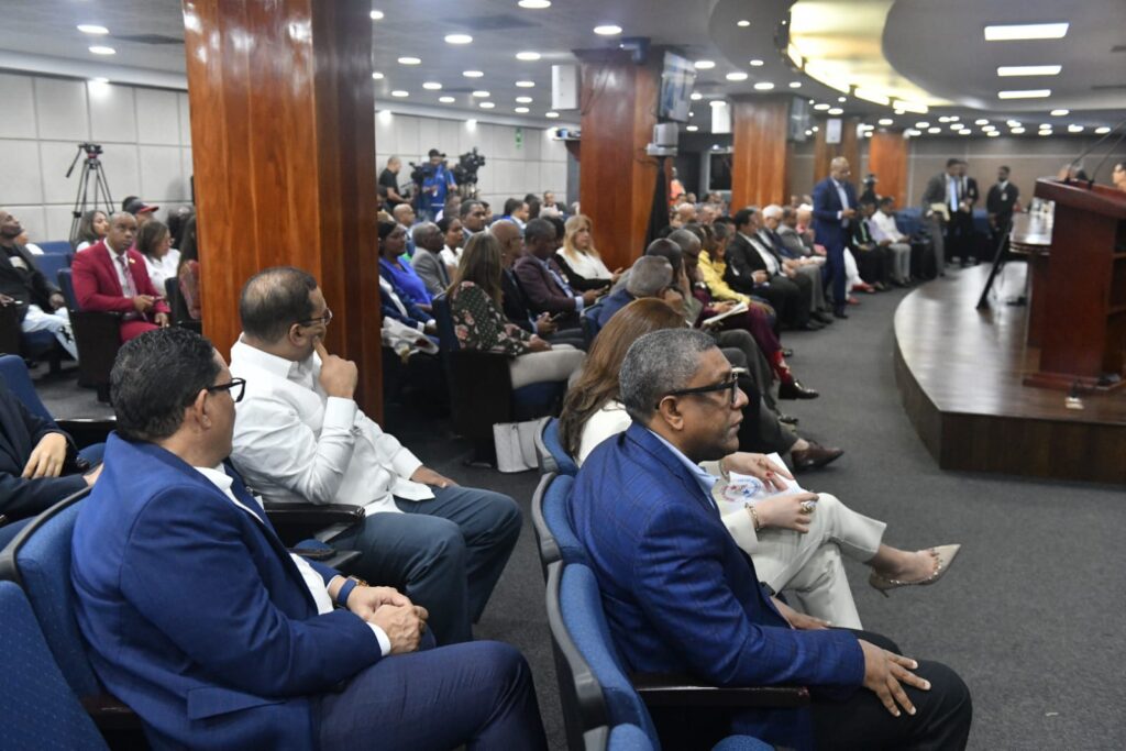 La Junta Central Electoral (JCE) celebró este martes una audiencia pública para socializar dos borradores de reglamentos: el que instituye el procedimiento para el registro de afiliaciones y desafiliaciones de miembros y el del procedimiento para el reconocimiento de partidos, agrupaciones y movimientos políticos.