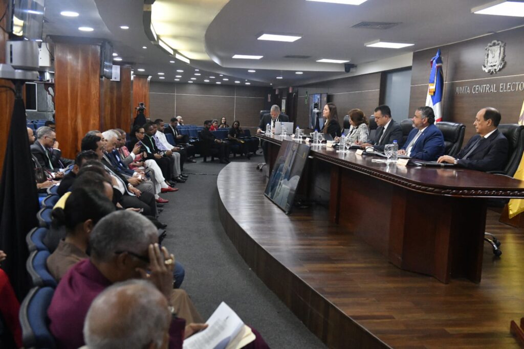 La Junta Central Electoral (JCE) celebró este martes una audiencia pública para socializar dos borradores de reglamentos: el que instituye el procedimiento para el registro de afiliaciones y desafiliaciones de miembros y el del procedimiento para el reconocimiento de partidos, agrupaciones y movimientos políticos.