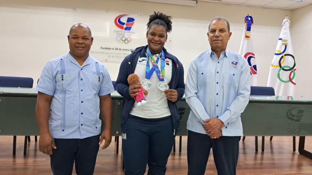 La pesista Crismery Santana recibió este martes la medalla de plata correspondiente a la modalidad del envión de las competencias de pesas de los XXIV Juegos Centroamericanos y del Caribe celebrado en San Salvador en el 2023.