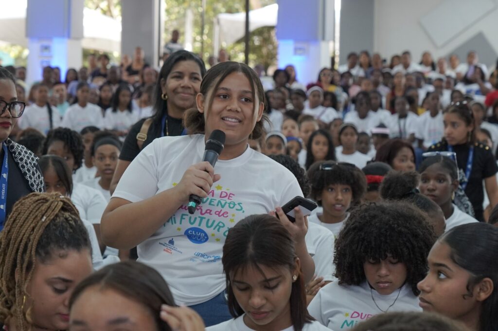 La Dirección de Desarrollo Social Supérate (DDSS) celebró la graduación nacional de 1,187 niñas y adolescentes del proyecto “Club de Chicas”, iniciativa enfocada en la reducción de uniones tempranas y embarazos en adolescentes, en alianza con el Fondo de las Naciones Unidas para la Infancia (UNICEF) y la Agencia de Cooperación Internacional de Corea (KOICA).Esta estrategia, implementada desde la unidad de Niñez y Adolescencia de la DDSS, involucra de manera directa a madres, padres y tutores, así como líderes comunitarios, junto a un equipo de psicólogos, facilitadores y personal de apoyo.
