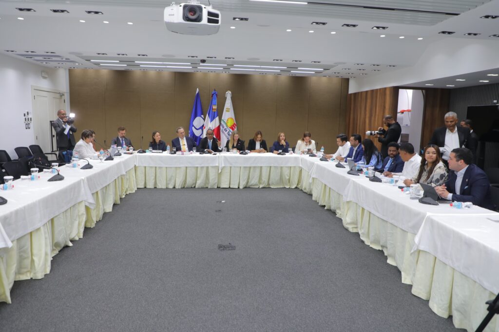 La Comisión Permanente de Turismo de la Cámara de Diputados sostuvo este jueves un encuentro con expertos de ONU-Turismo donde se le dio seguimiento a la formulación de la Estrategia de Política Nacional de Turismo Sostenible que desarrolla el Gobierno dominicano.