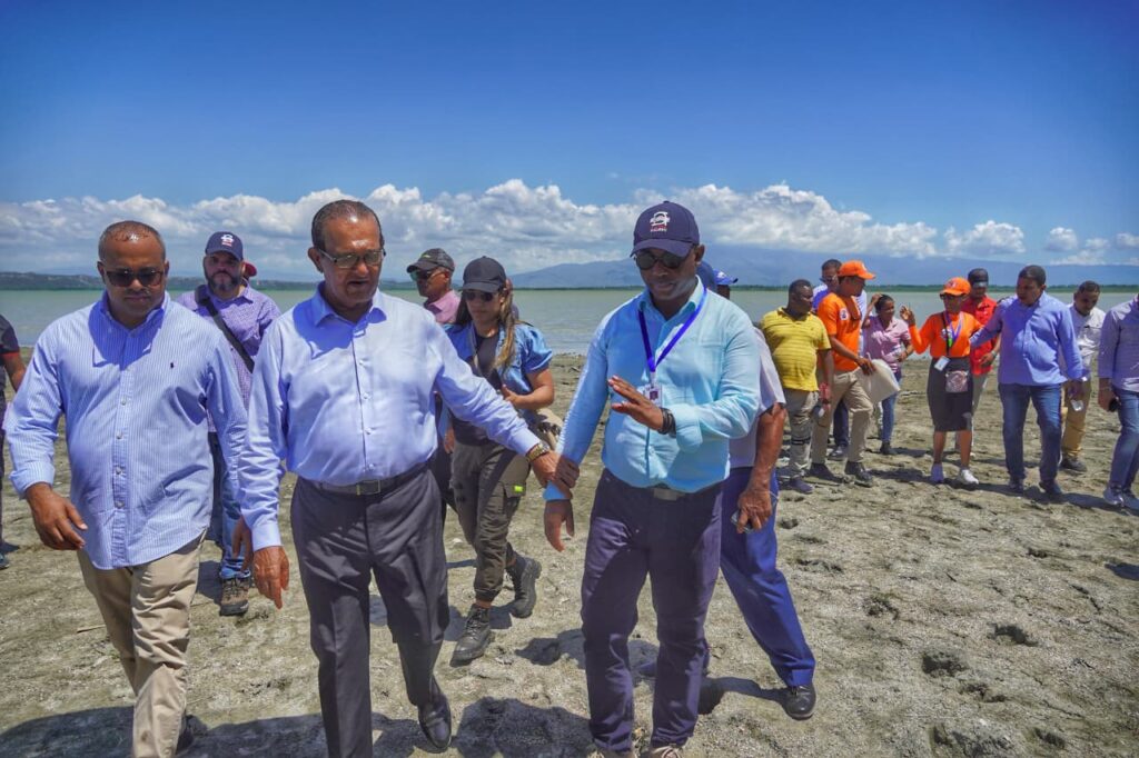El Instituto Nacional de Recursos Hidráulicos (INDRHI) acompañó a la Comisión Permanente de Recursos Naturales y Medio Ambiente del Senado de la República en un descenso técnico a la laguna Rincón, localizada entre los municipios de Cabral y Cristóbal, con el propósito de evaluar los efectos de la severa sequía que afecta a la zona en aras de coordinar acciones que garanticen su recuperación y sostenibilidad.