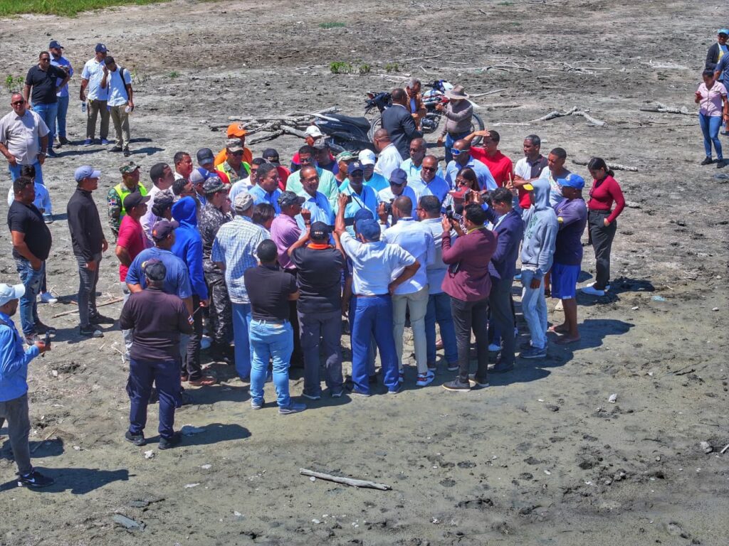 El Instituto Nacional de Recursos Hidráulicos (INDRHI) acompañó a la Comisión Permanente de Recursos Naturales y Medio Ambiente del Senado de la República en un descenso técnico a la laguna Rincón, localizada entre los municipios de Cabral y Cristóbal, con el propósito de evaluar los efectos de la severa sequía que afecta a la zona en aras de coordinar acciones que garanticen su recuperación y sostenibilidad.