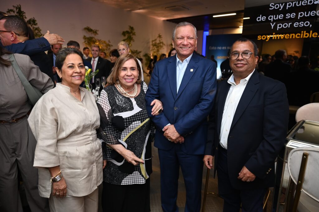 El Banco de Reservas presentó su nueva campaña institucional ¡Somos
invencibles! en un agradable encuentro con clientes, comunicadores y
relacionados, con la que rinde un homenaje al orgullo, la confianza y la
capacidad de los dominicanos para superar cualquier desafío.