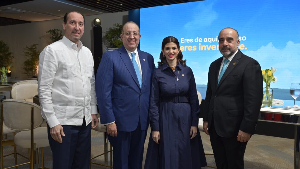 El Banco de Reservas presentó su nueva campaña institucional ¡Somos
invencibles! en un agradable encuentro con clientes, comunicadores y
relacionados, con la que rinde un homenaje al orgullo, la confianza y la
capacidad de los dominicanos para superar cualquier desafío.